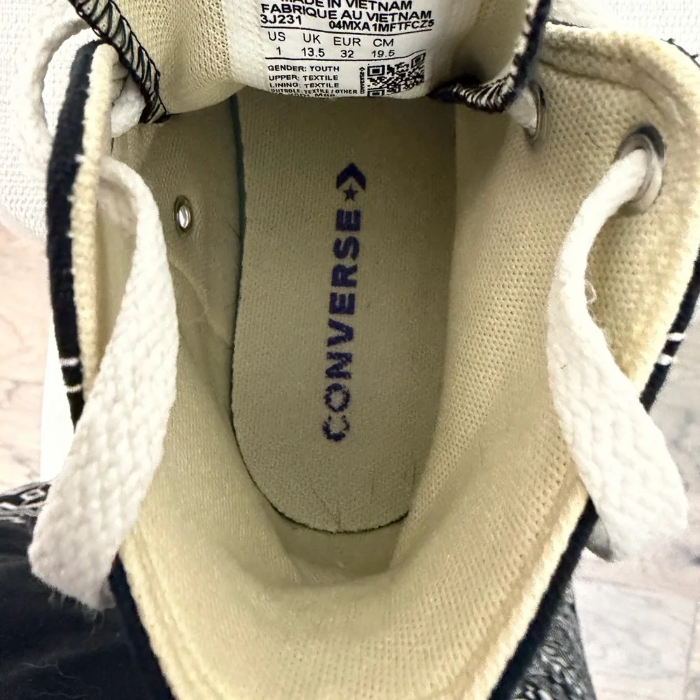 Converse Chuck Taylor All Star High Top Unisex Youth size 1 Black(B118)✨